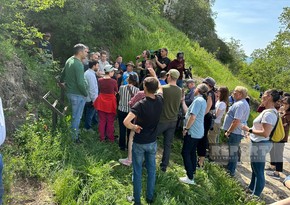 Famous travelers visit Azykh cave