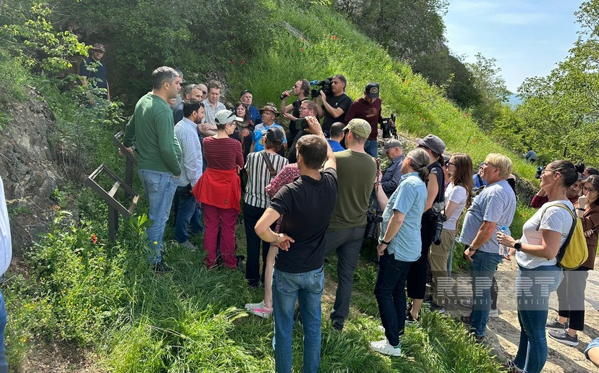 Famous travelers visit Azykh cave