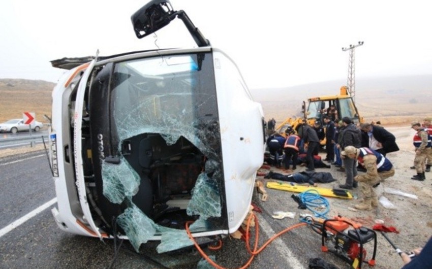 В Турции перевернулся автобус, 7 человек погибли, 15 ранены