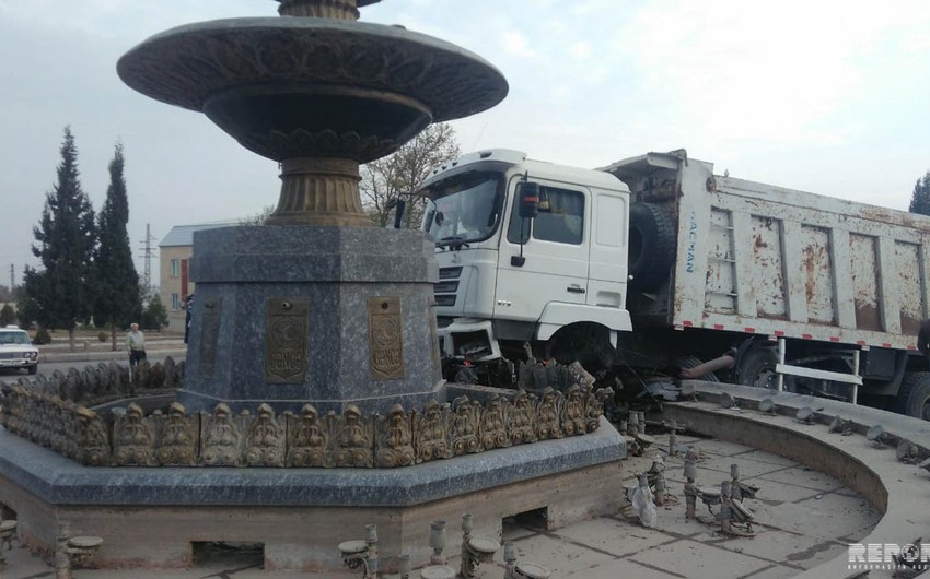 Грузовик Shacman протаранил фонтан в Гяндже - ФОТО