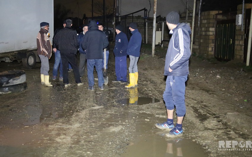 В Баку лопнула водопроводная труба, 10 домов затоплены - ВИДЕО
