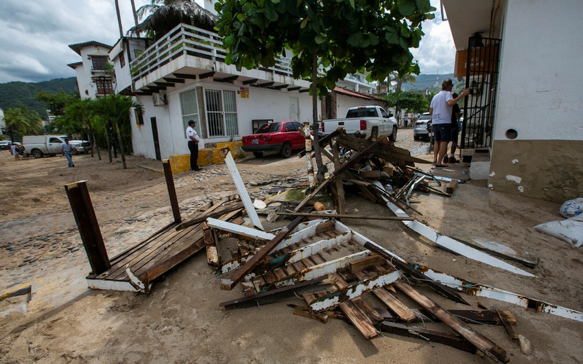 В Мексике из-за урагана Рослин погибли по меньшей мере три человека