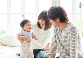 В Японии семьям выплатят по $880 на каждого ребенка