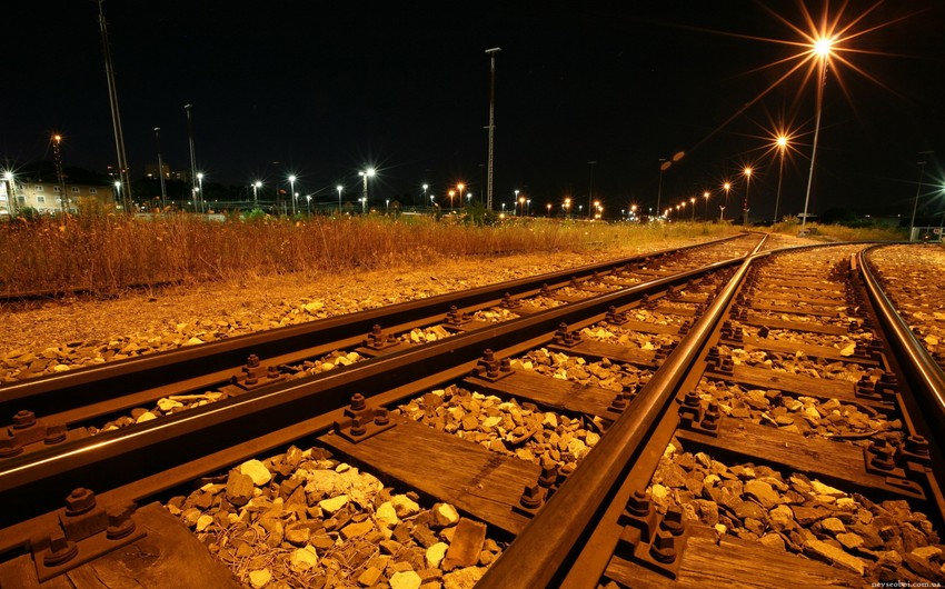 В Баку поезд сбил спавшего на железнодорожных путях мужчину