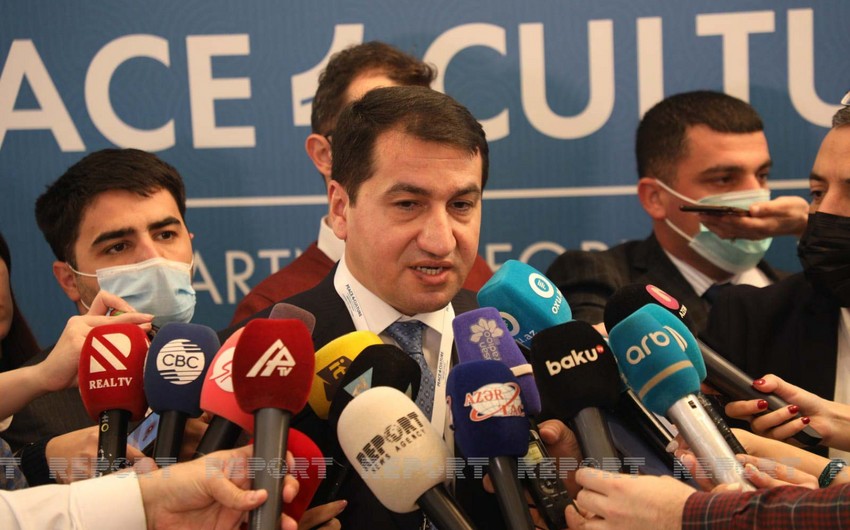 Azerbaijani presidential aide addresses journalists