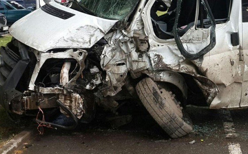 В Баку перевозивший школьников микроавтобус попал в аварию