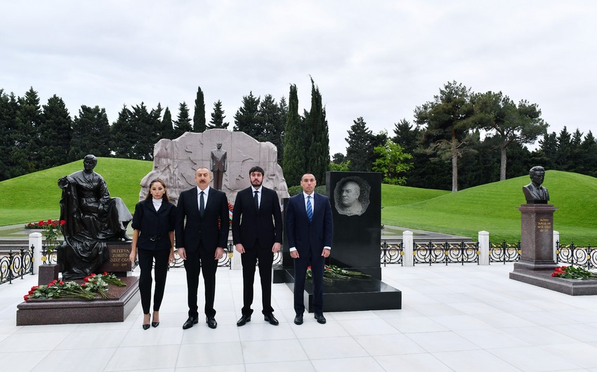 President Ilham Aliyev, First Lady Mehriban Aliyeva visit tomb of national leader Heydar Aliyev