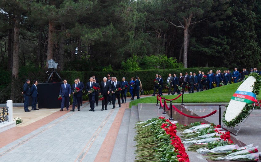 Rəqəmsal İnkişaf və Nəqliyyat Nazirliyinin kollektivi Ulu Öndərin məzarını ziyarət edib