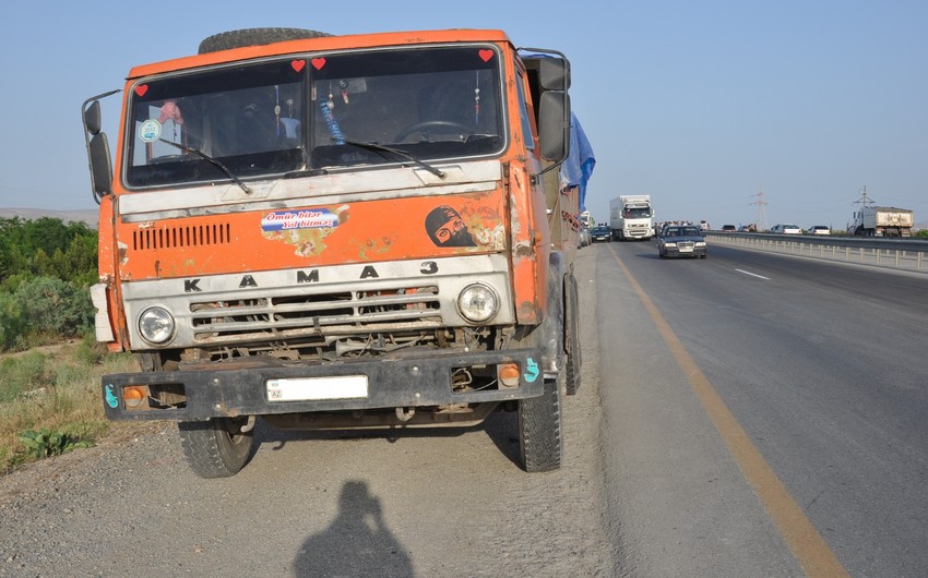 В Баку пассажирский автобус столкнулся с грузовиком, есть погибшая