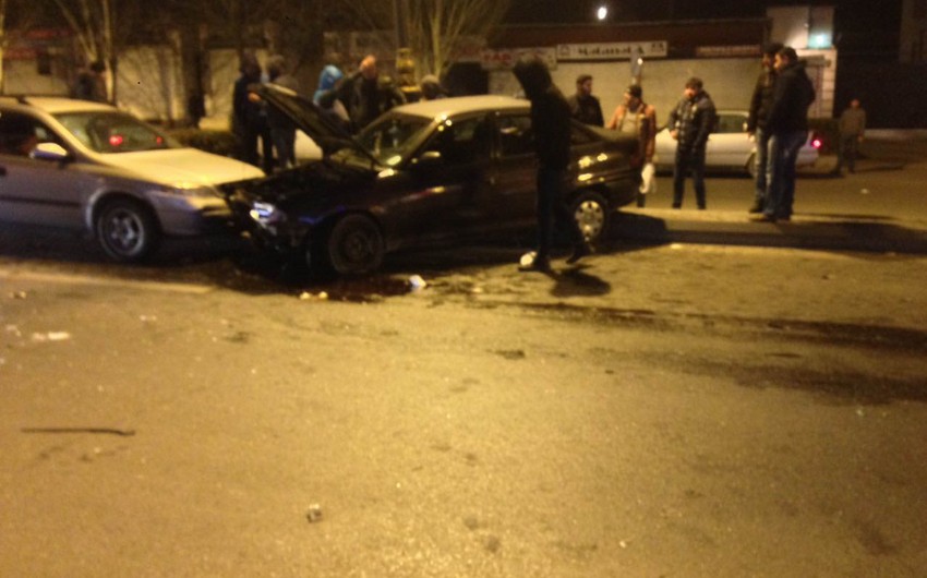 В Баку психически неуравновешенный автоугонщик совершил аварию, 2 человека ранено - ФОТО