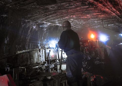 В Зимбабве спасатели подняли наверх всех горняков, заблокированных в шахте