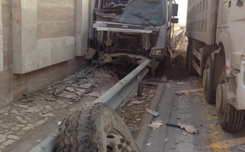 В Баку грузовик попал в аварию, облицовка на фасаде стены осыпалась - ФОТО