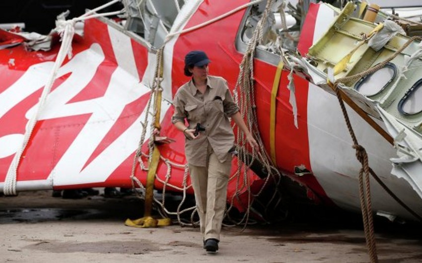 Спасатели в Индонезии подняли на поверхность самописец лайнера AirAsia