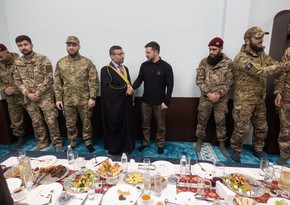 Zelenski türkiyəli nazirlər və Krım tatarı əsgərlərlə birgə iftar məclisində iştirak edib
