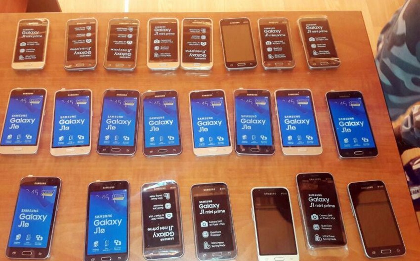 Azərbaycan gömrükçüləri Gürcüstandan gələn ölkə vətəndaşından 23 ədəd mobil telefon götürüblər