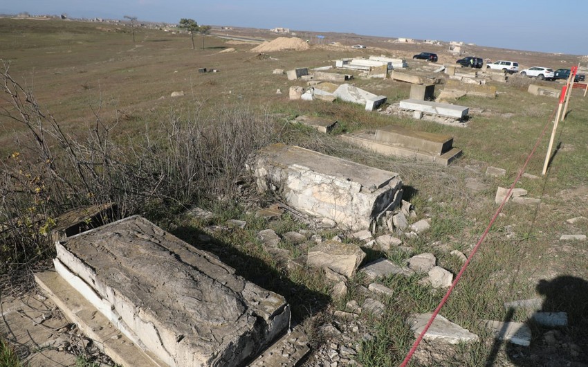 Отчет омбудсмена: В период армянской оккупации было разрушено более 900 кладбищ