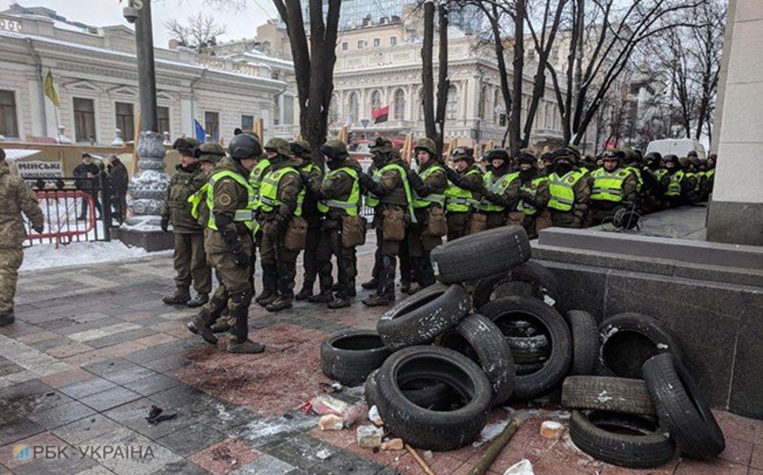У здания Верховной Рады в Киеве произошли столкновения митингующих с полицией, есть раненые