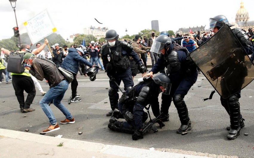 Шесть человек задержали в ходе манифестации в Париже