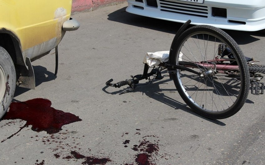 В Сумгайыте автомобиль сбил велосипедистку
