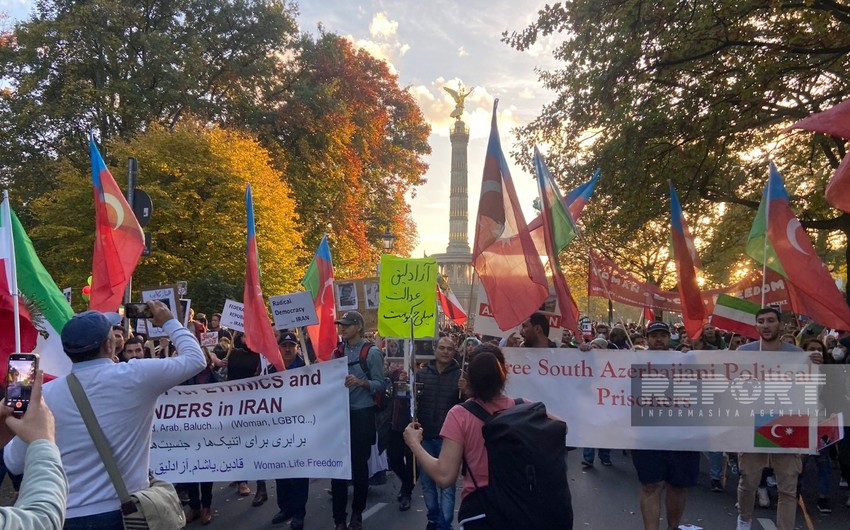 Almaniyada yürüş-mitinqində İrandakı hakimiyyətin istefası tələb olunub