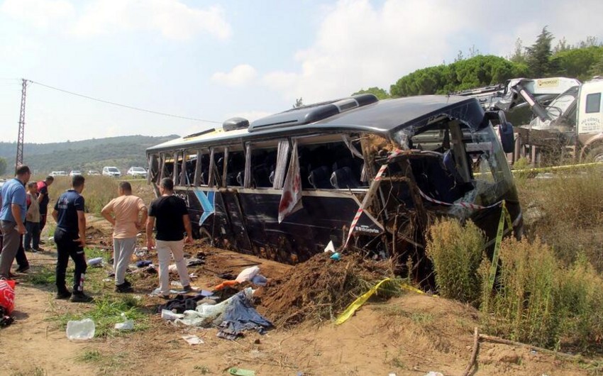 Türkiyədə turistləri daşıyan avtobus aşıb, bir nəfər ölüb, xeyli sayda insan yaralanıb