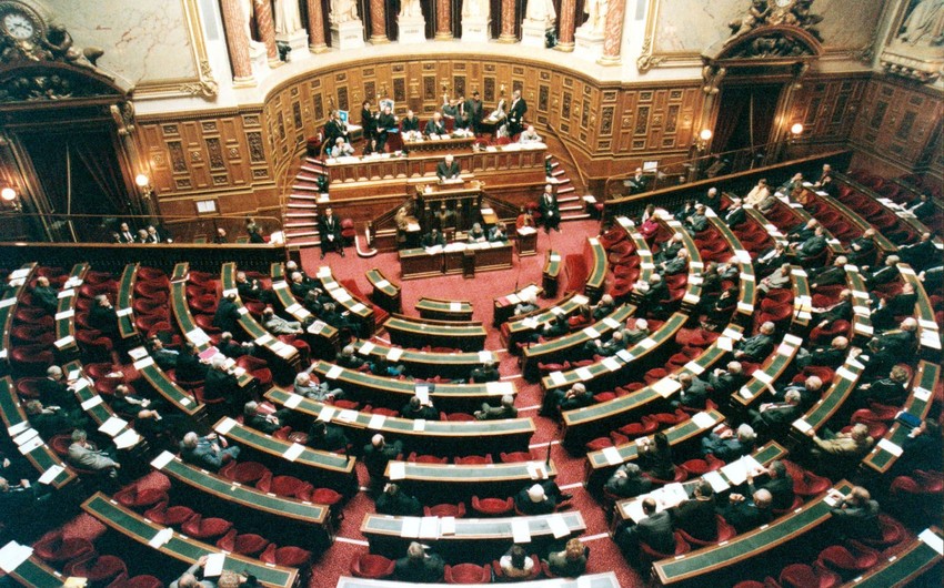 Четыре депутата французского парламента заболели коронавирусом
