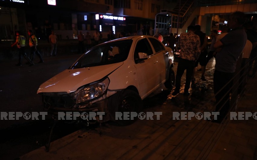 В Баку автомобиль врезался в железобетонное ограждение