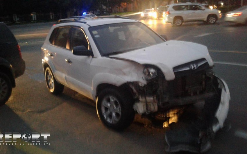 В Баку столкнулись два автомобиля, на дороге возникла пробка - ФОТО