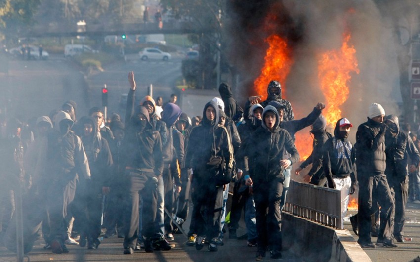 В Париже вновь происходят беспорядки с участием мигрантов