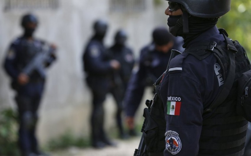 Meksikada polis əməkdaşları 10 qulduru güllələyib