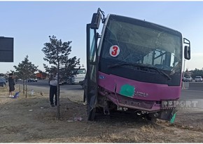 В Сумгайыте маршрутный автобус столкнулся с фурой, 12 человек пострадали