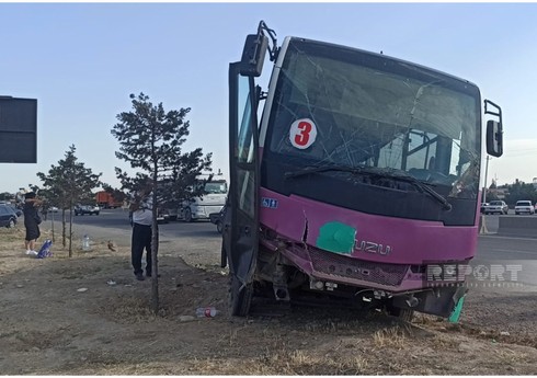 В Сумгайыте маршрутный автобус столкнулся с фурой, 11 человек пострадали