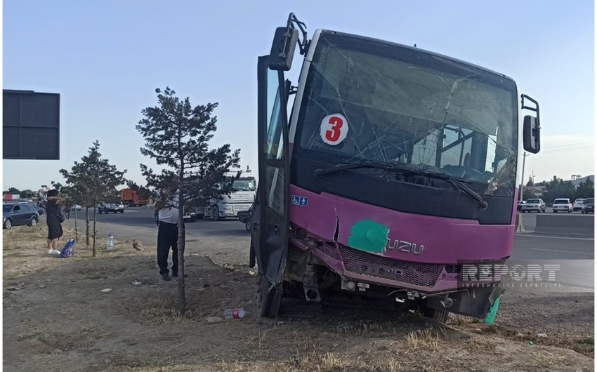 В Сумгайыте маршрутный автобус столкнулся с фурой, 12 человек пострадали