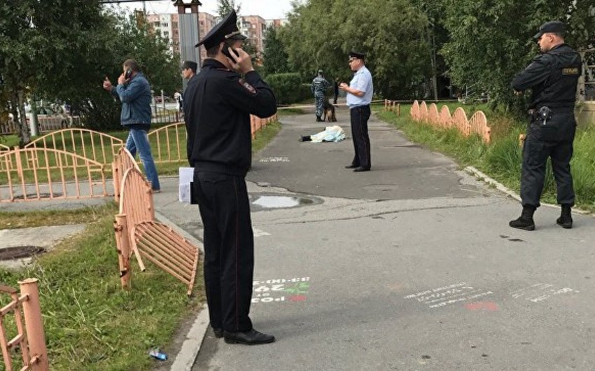 Rusiyada naməlum şəxs insanlara bıçaqla hücum edib, 8 nəfər yaralanıb - VİDEO