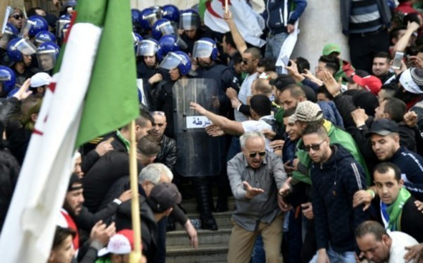 В Алжире полиция применила слезоточивый газ против демонстрантов