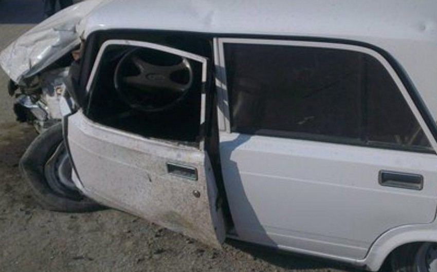 В Баку автомобиль врезался в бетонную преграду, водитель скончался