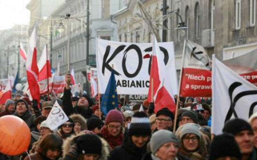 В Польше протестующие заблокировали выходы из здания парламента