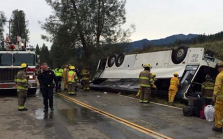 В Калифорнии перевернулся пассажирский автобус, погибли два человека