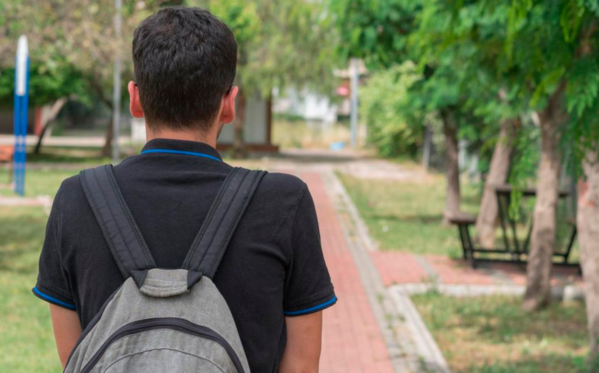 Siqaret çəkən gəncəli məktəblinin valideyni ilə söhbət aparılıb