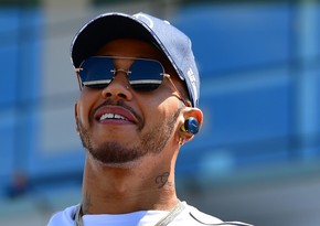 Mercedes signs new contract with Hamilton