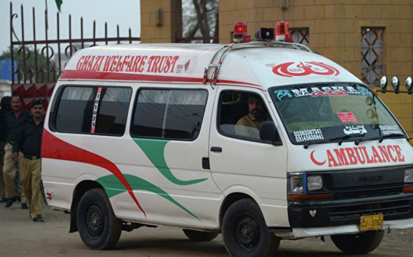 Pakistan van collides with truck: 14 reported dead