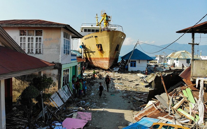 В Индонезии более 150 тысяч человек могут оставаться под завалами