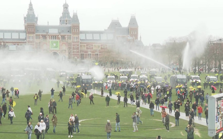Amsterdamda etiraz aksiyası zamanı 150-dən çox insan saxlanılıb - YENİLƏNİB 