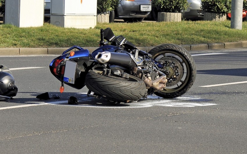 Biləsuvarda qəzaya düşən motosiklet sürücüsü ölüb