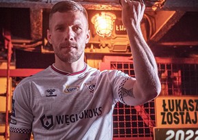 Lukas Podolski Polşa klubu ilə müqaviləsini uzadıb
