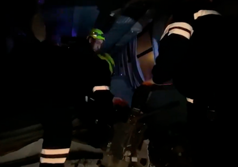 Спасатели извлекли водителя из деформированного после ДТП автобуса