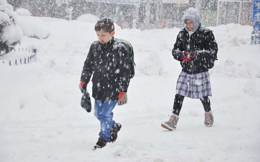 Минобразования Азербайджана: Снежная погода довольно негативно повлияла на посещаемость в бакинских школах