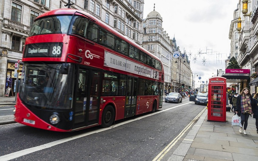 Уборщик нашёл в лондонском автобусе $400 тыс. и отдал их полиции