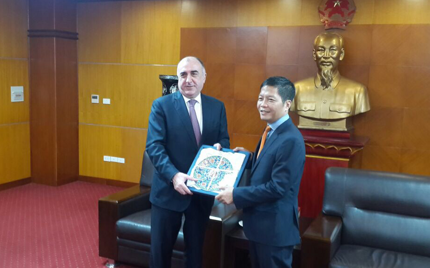 Эльмар Мамедъяров встретился с министром промышленности и торговли Вьетнама