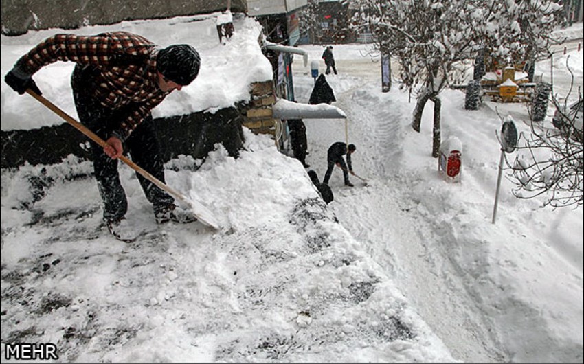 В школах Ирана отменены занятия в связи с выпавшим снегом - ФОТО